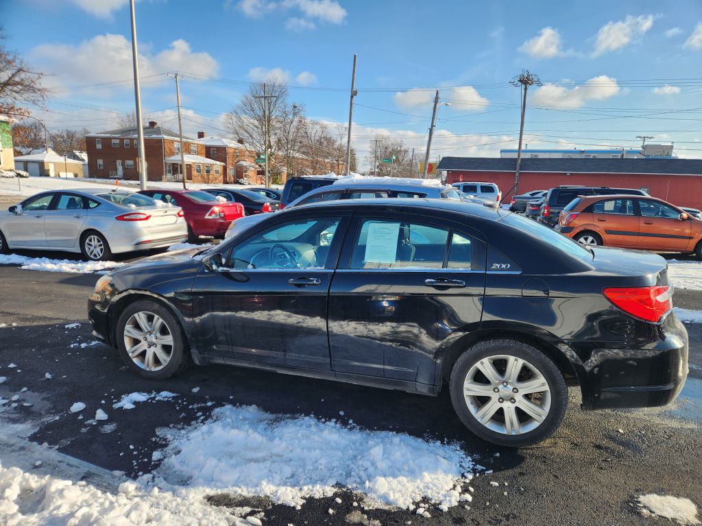 2012 Chrysler 200 Image 8