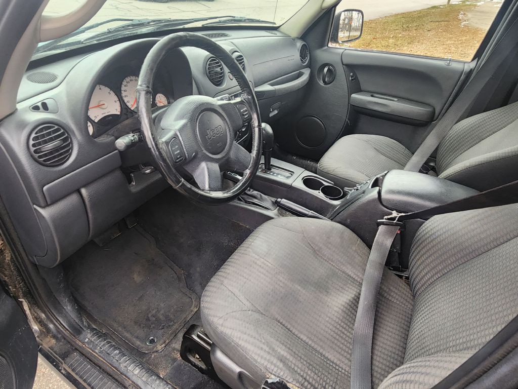 2004 Jeep Liberty Image 12
