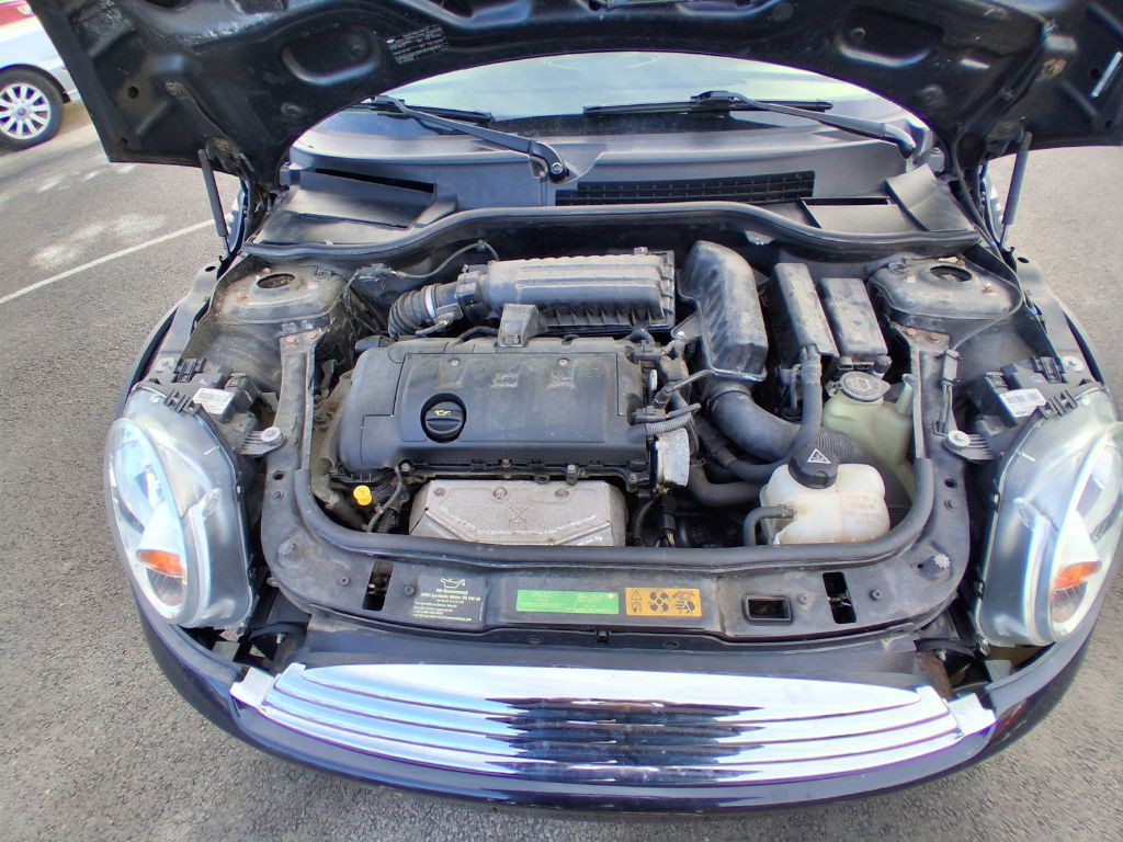 2009 MINI Cooper Image 15