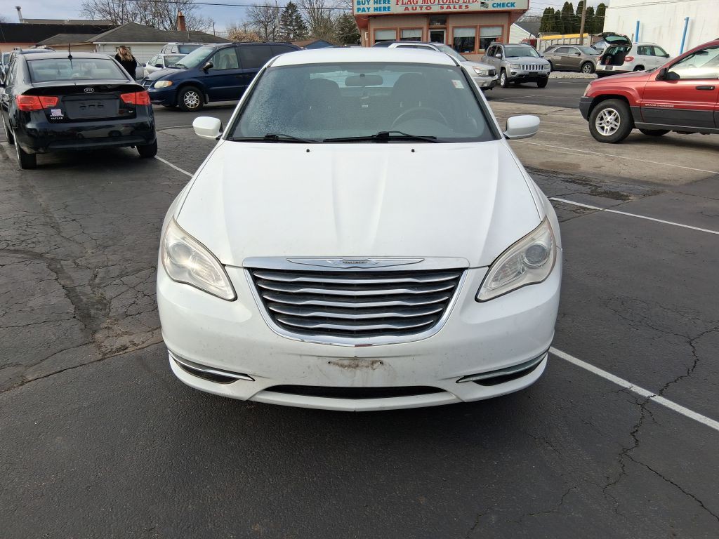 2012 Chrysler 200 Image 2