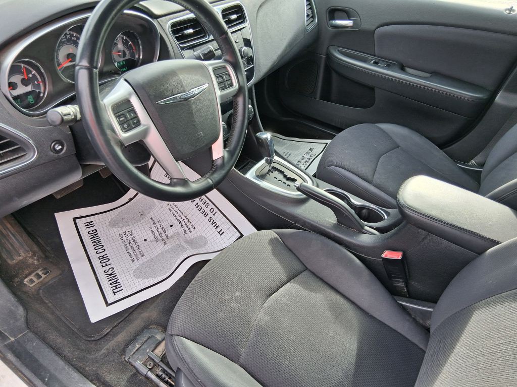2012 Chrysler 200 Image 12