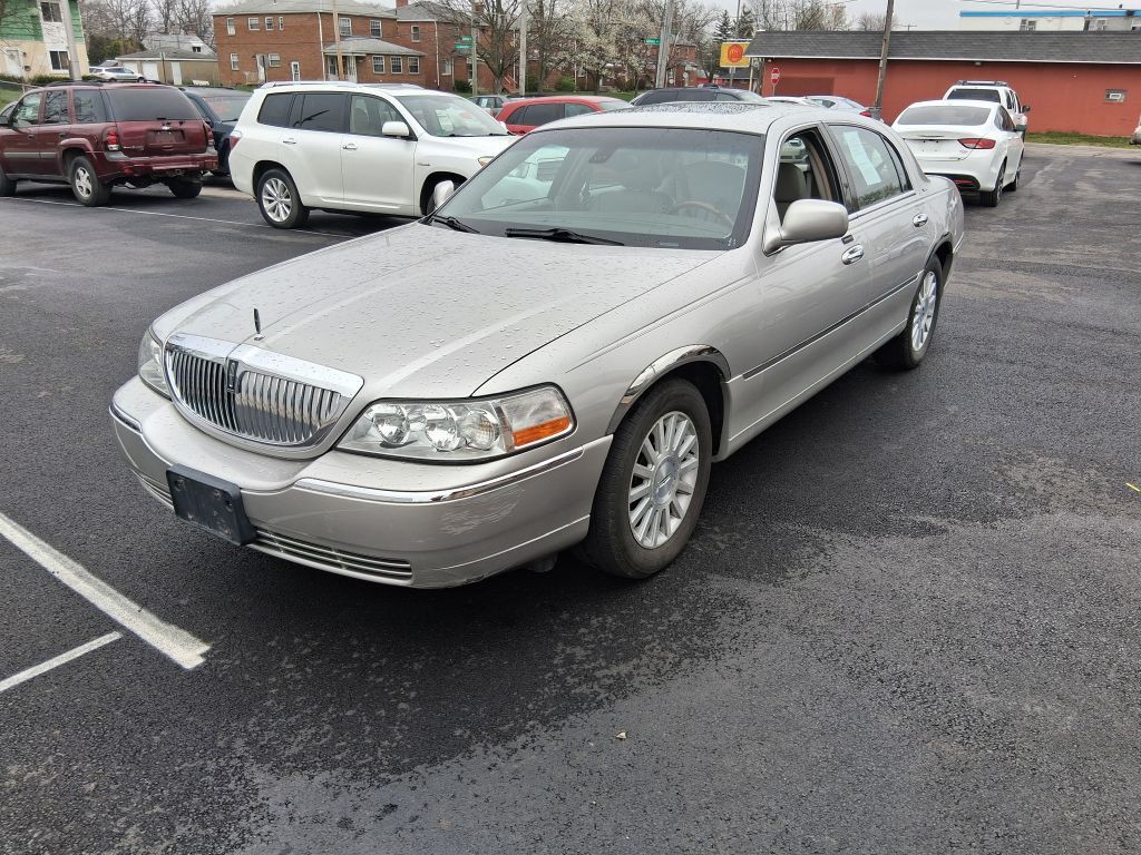 2003 Lincoln Town Car Image 1