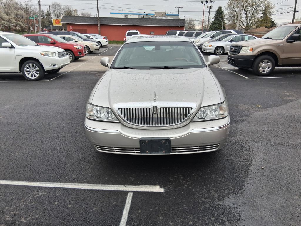 2003 Lincoln Town Car Image 2