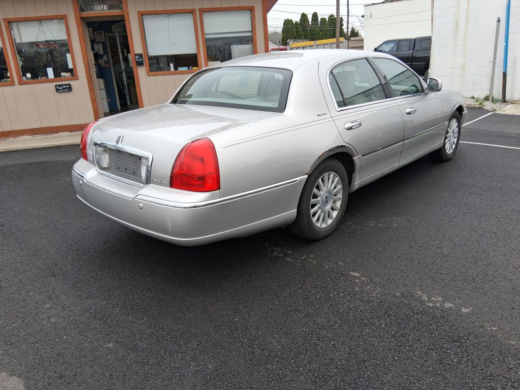 2003 Lincoln Town Car Image 5