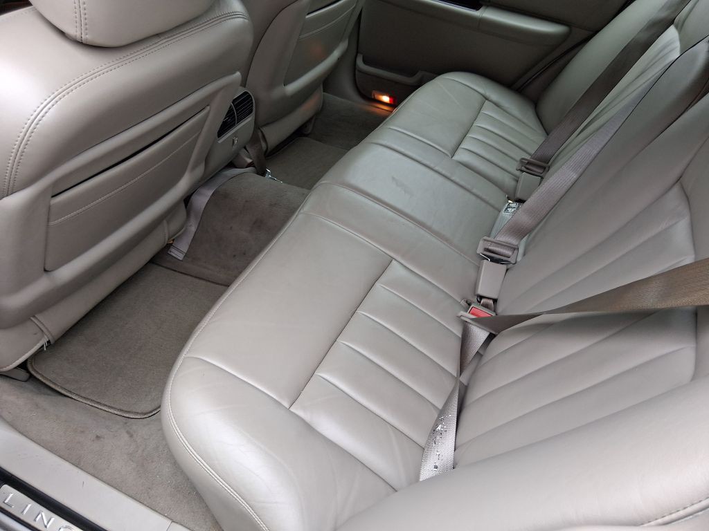 2003 Lincoln Town Car Image 12