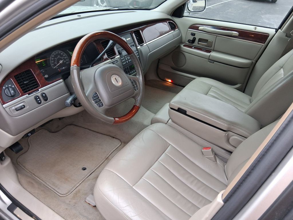 2003 Lincoln Town Car Image 13