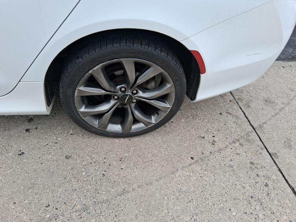 2015 Chrysler 200 Image 9