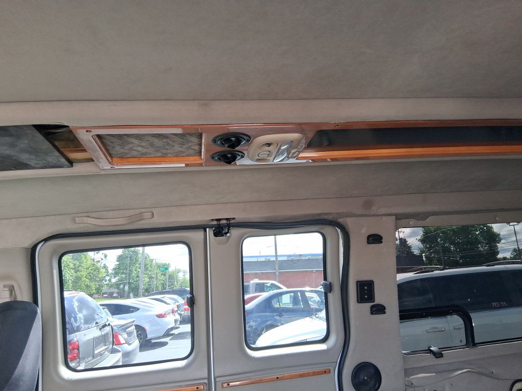 2003 Chevrolet Express Image 12