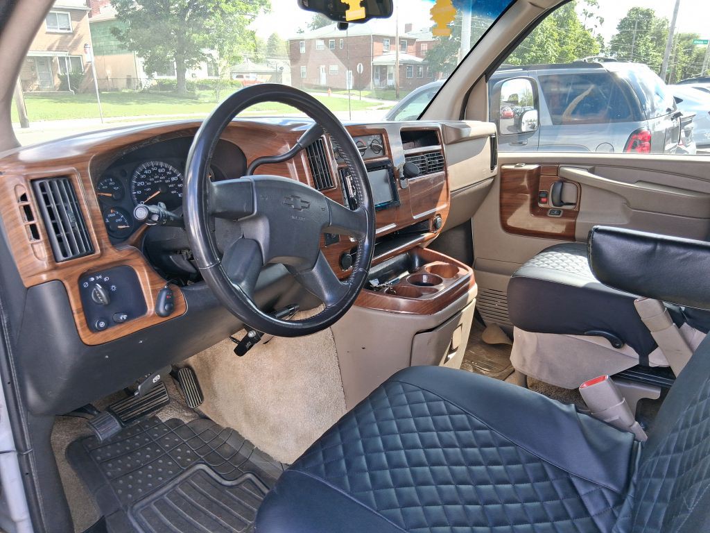 2003 Chevrolet Express Image 14