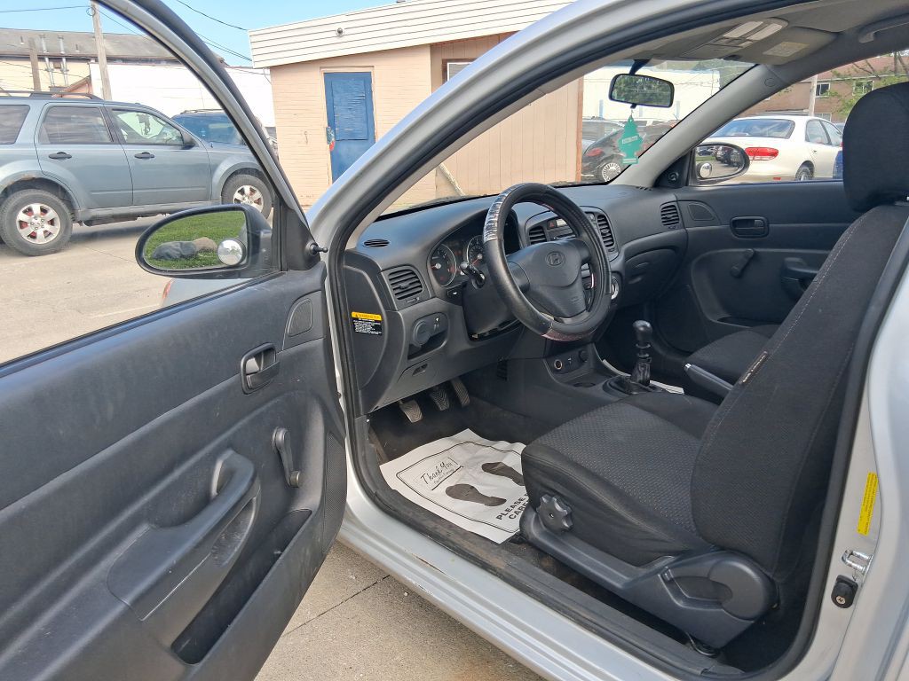 2009 Hyundai Accent Image 10