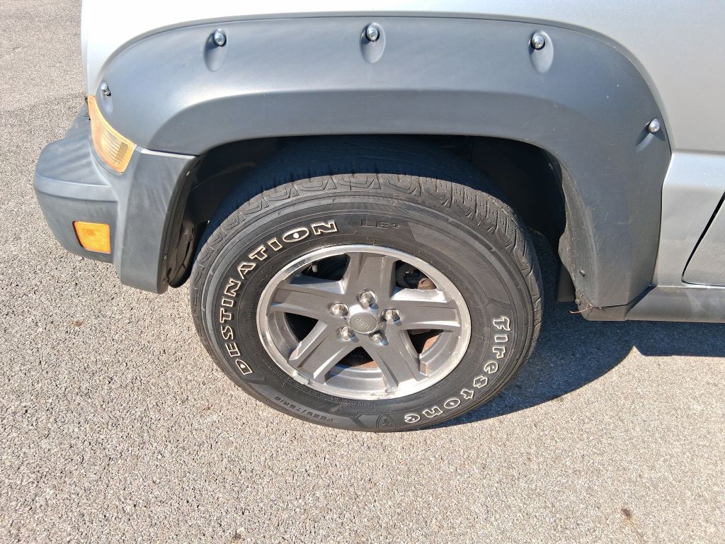 2005 Jeep Liberty Image 10