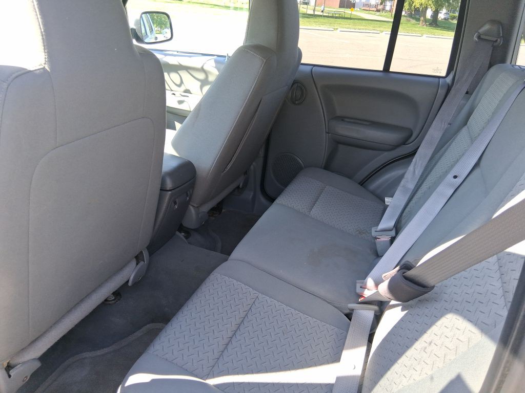 2005 Jeep Liberty Image 12
