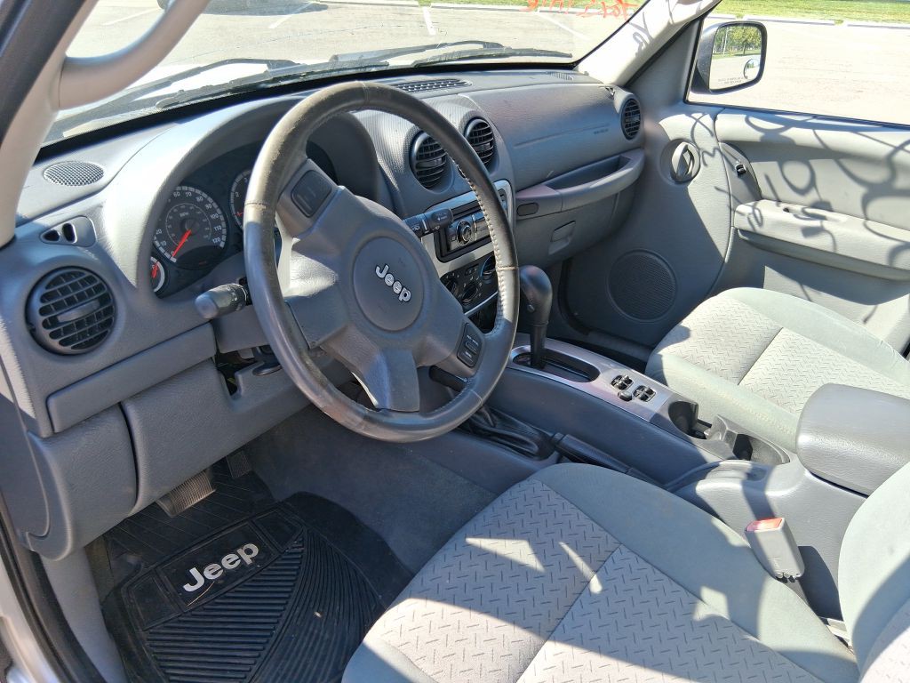 2005 Jeep Liberty Image 13