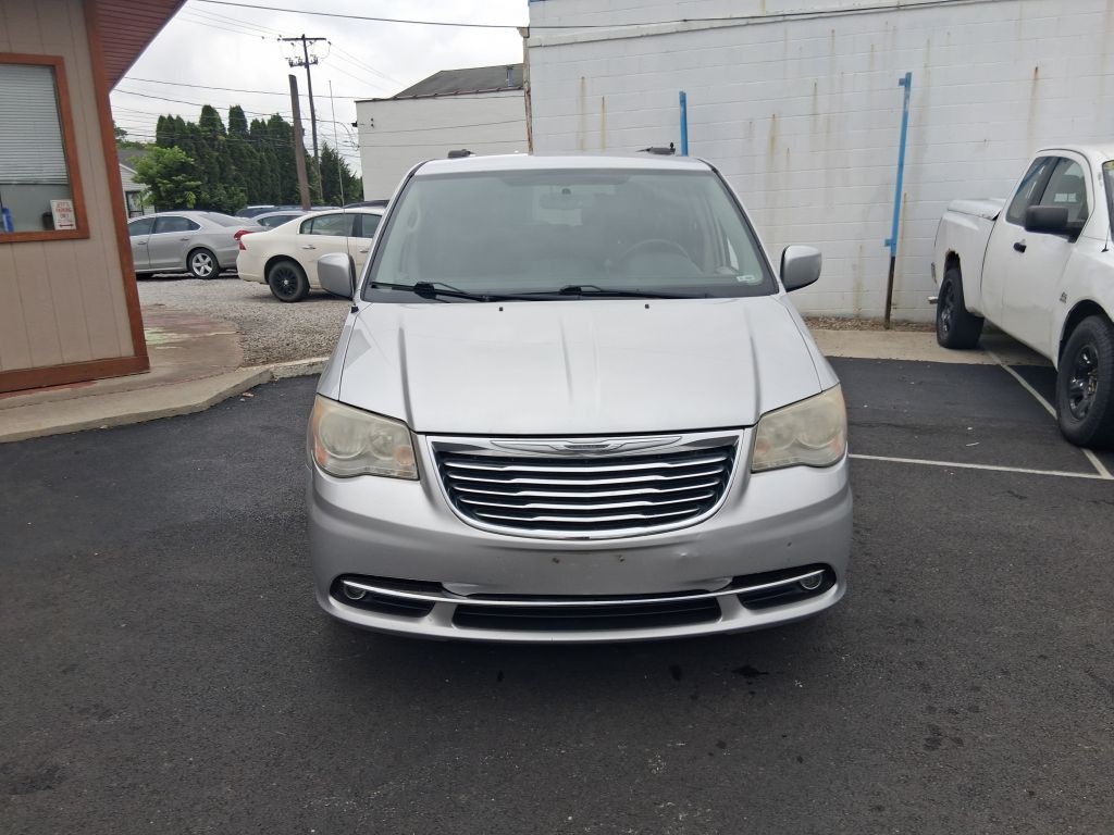 2012 Chrysler Town & Country Image 2