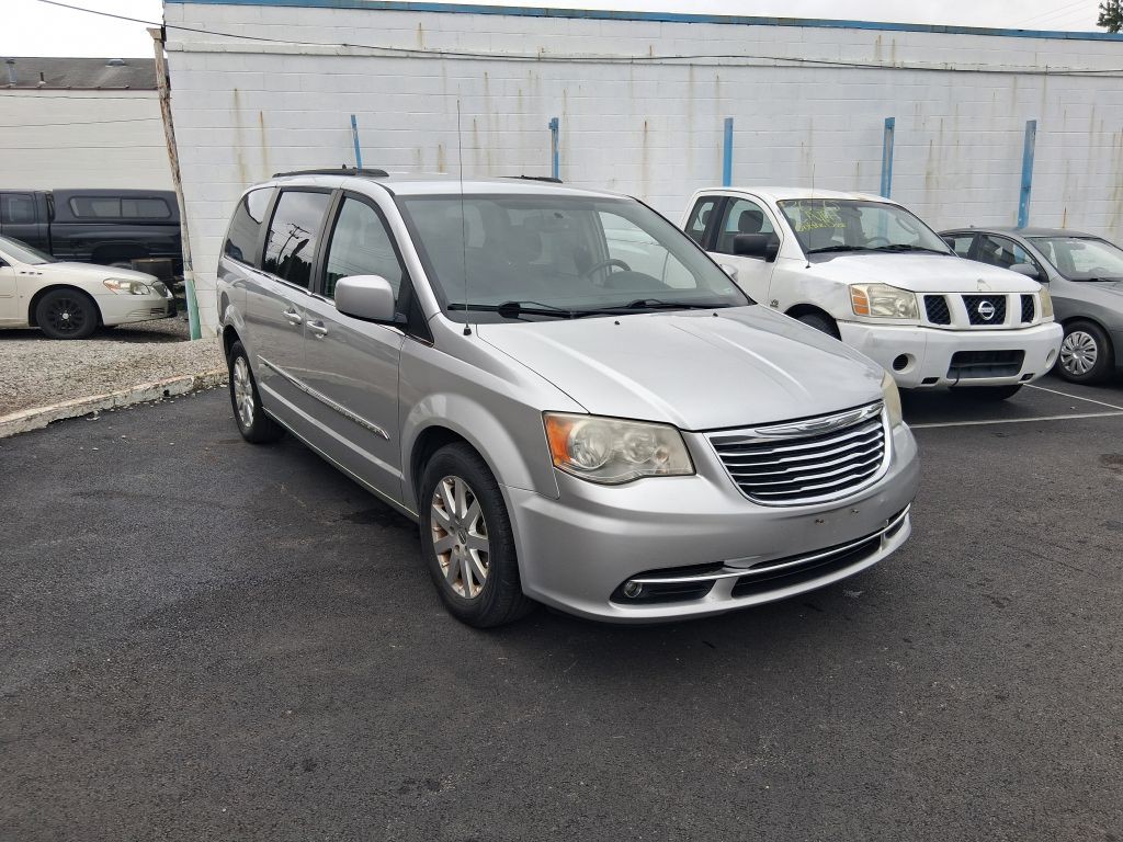 2012 Chrysler Town & Country Image 3