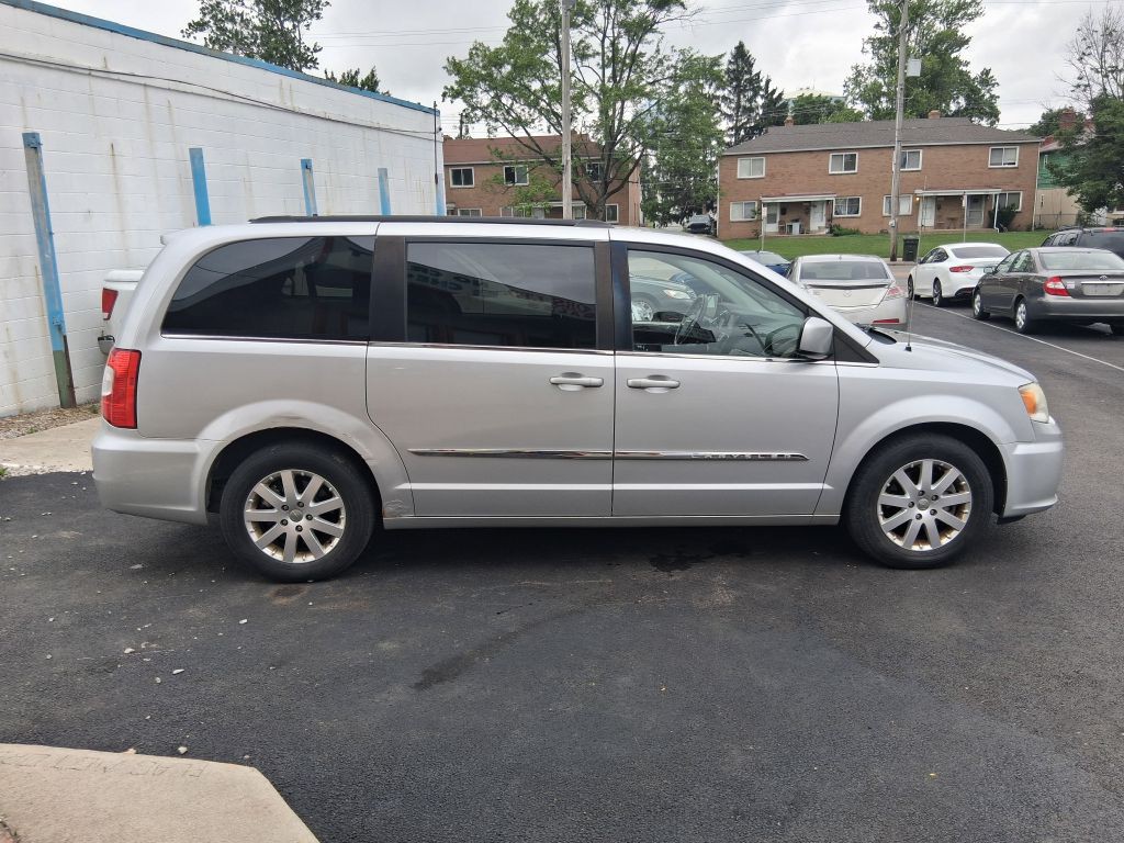 2012 Chrysler Town & Country Image 4