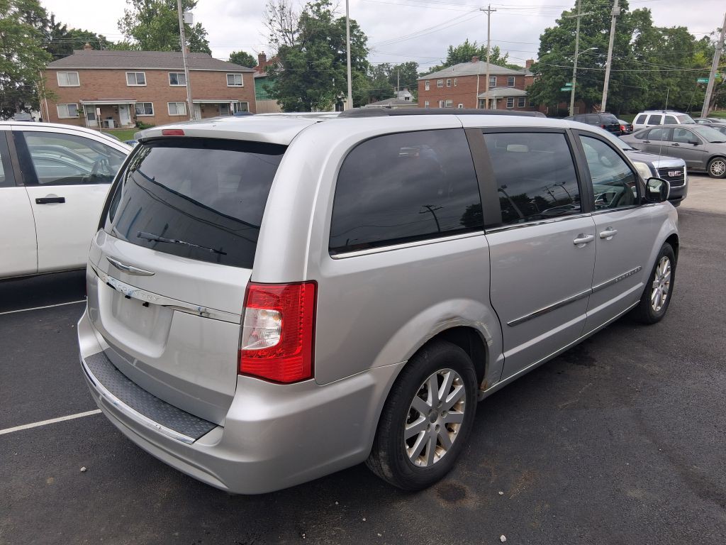 2012 Chrysler Town & Country Image 5