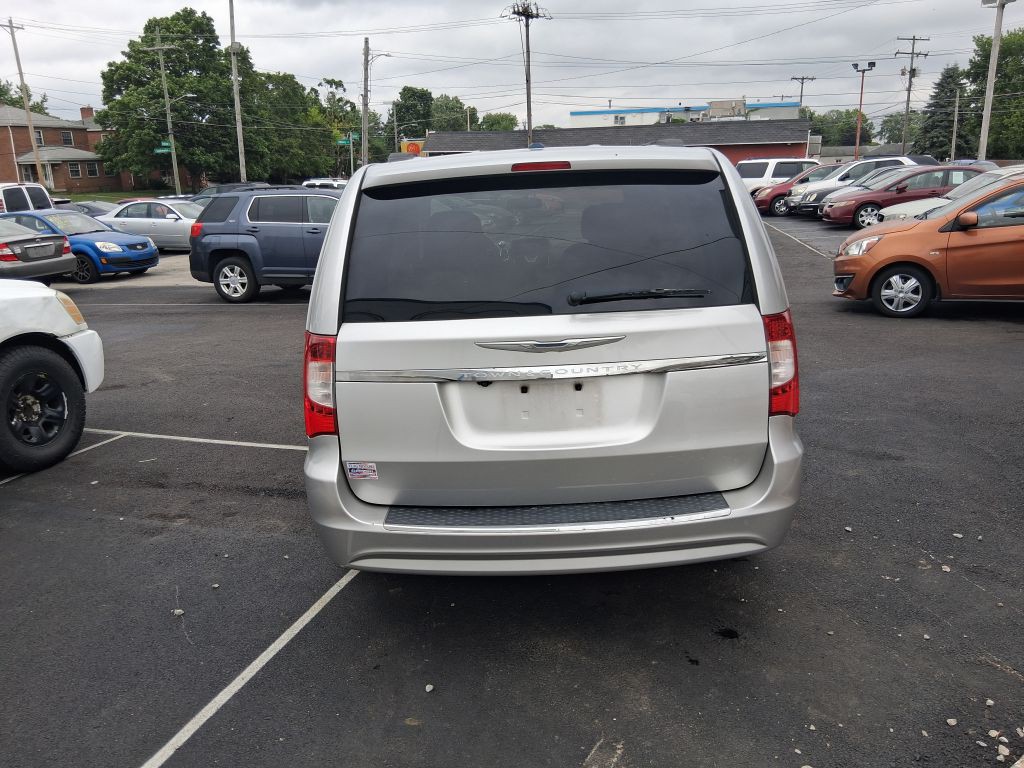 2012 Chrysler Town & Country Image 6