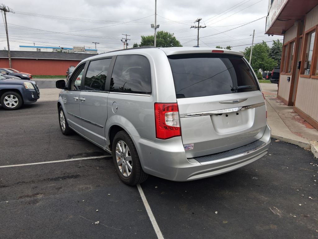 2012 Chrysler Town & Country Image 7