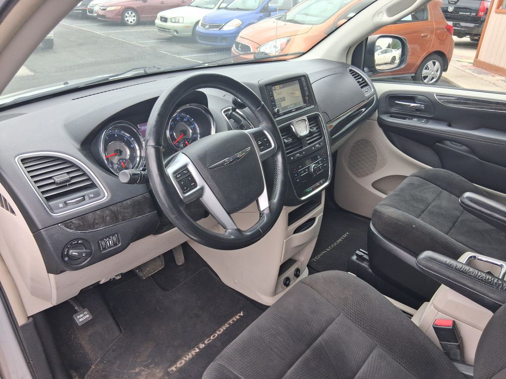 2012 Chrysler Town & Country Image 13