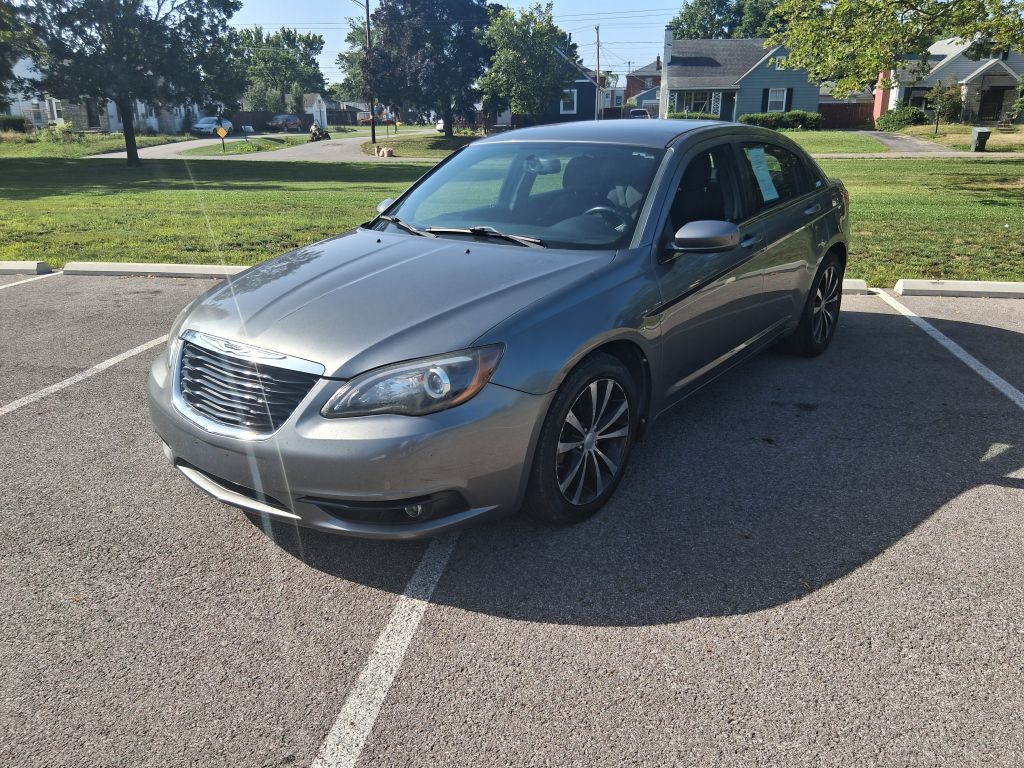2013 Chrysler 200 Image 1