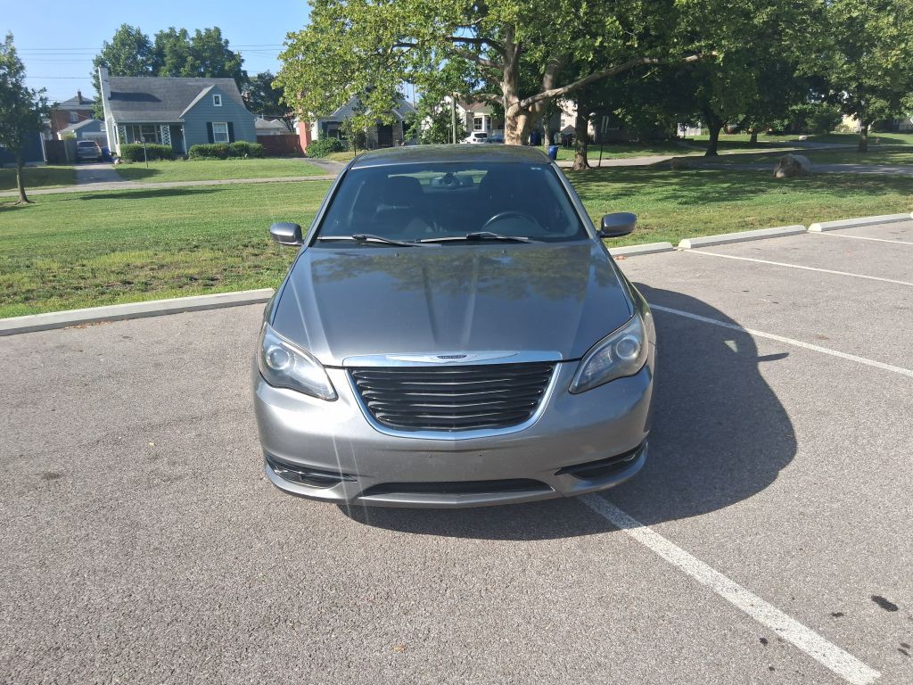 2013 Chrysler 200 Image 2