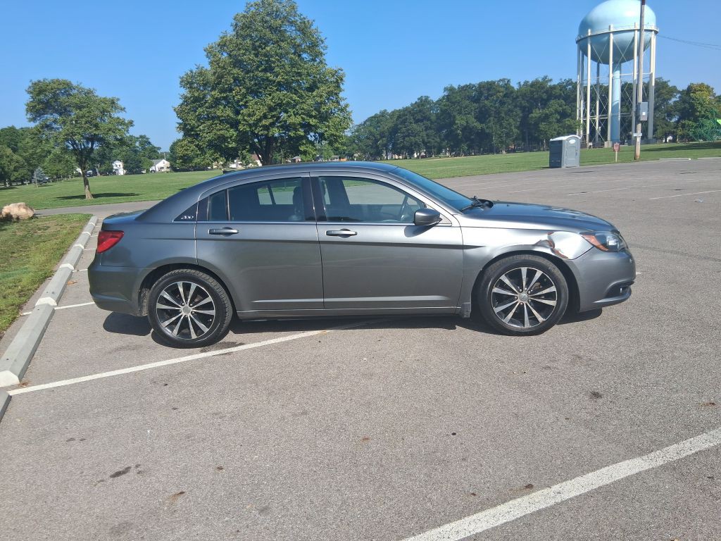2013 Chrysler 200 Image 4