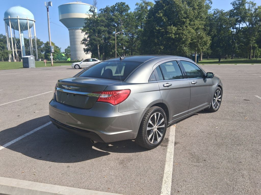 2013 Chrysler 200 Image 5