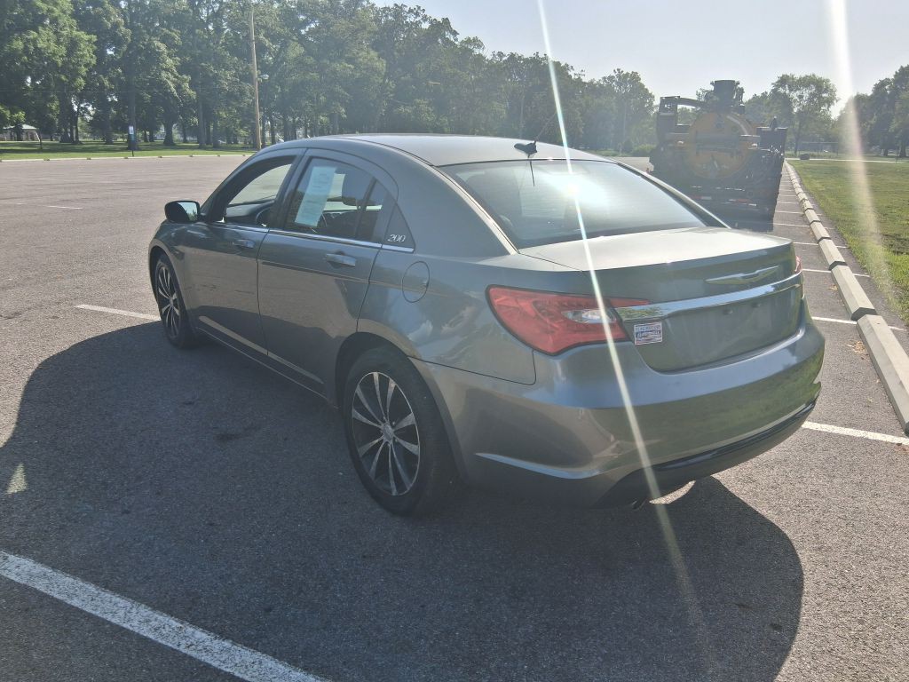 2013 Chrysler 200 Image 7