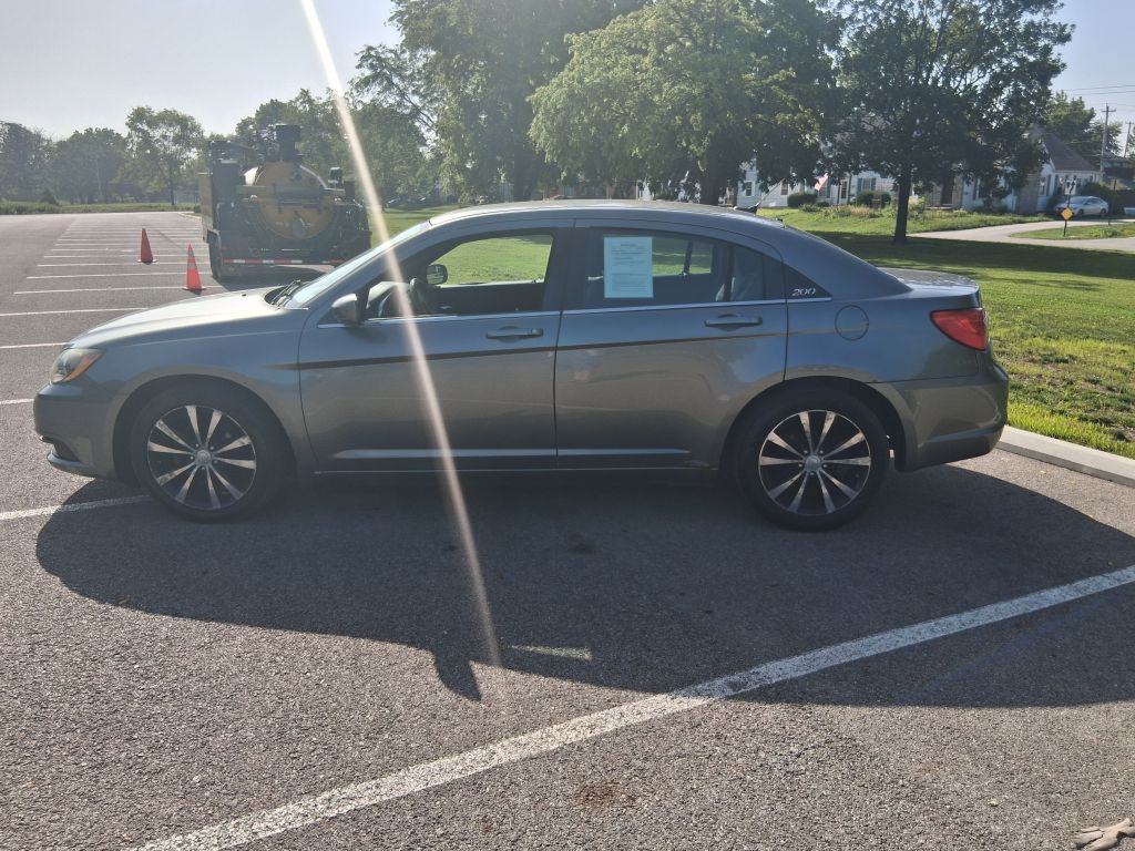2013 Chrysler 200 Image 8