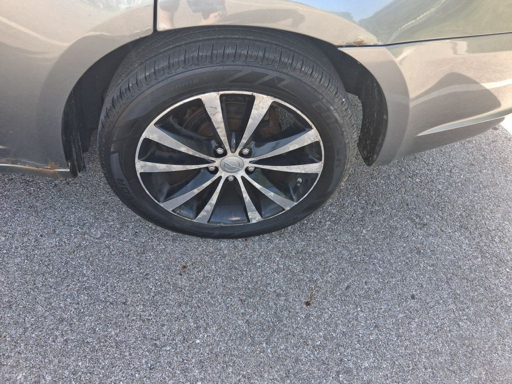 2013 Chrysler 200 Image 9