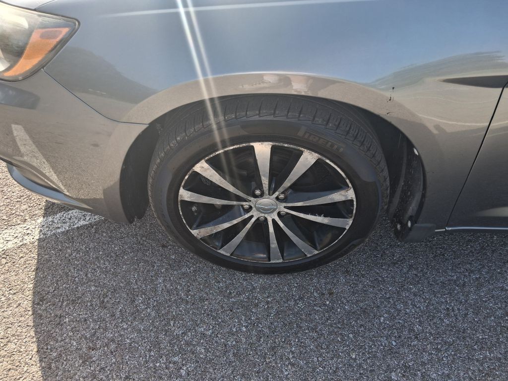 2013 Chrysler 200 Image 10