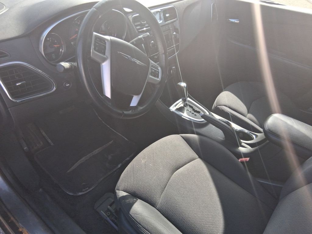 2013 Chrysler 200 Image 12