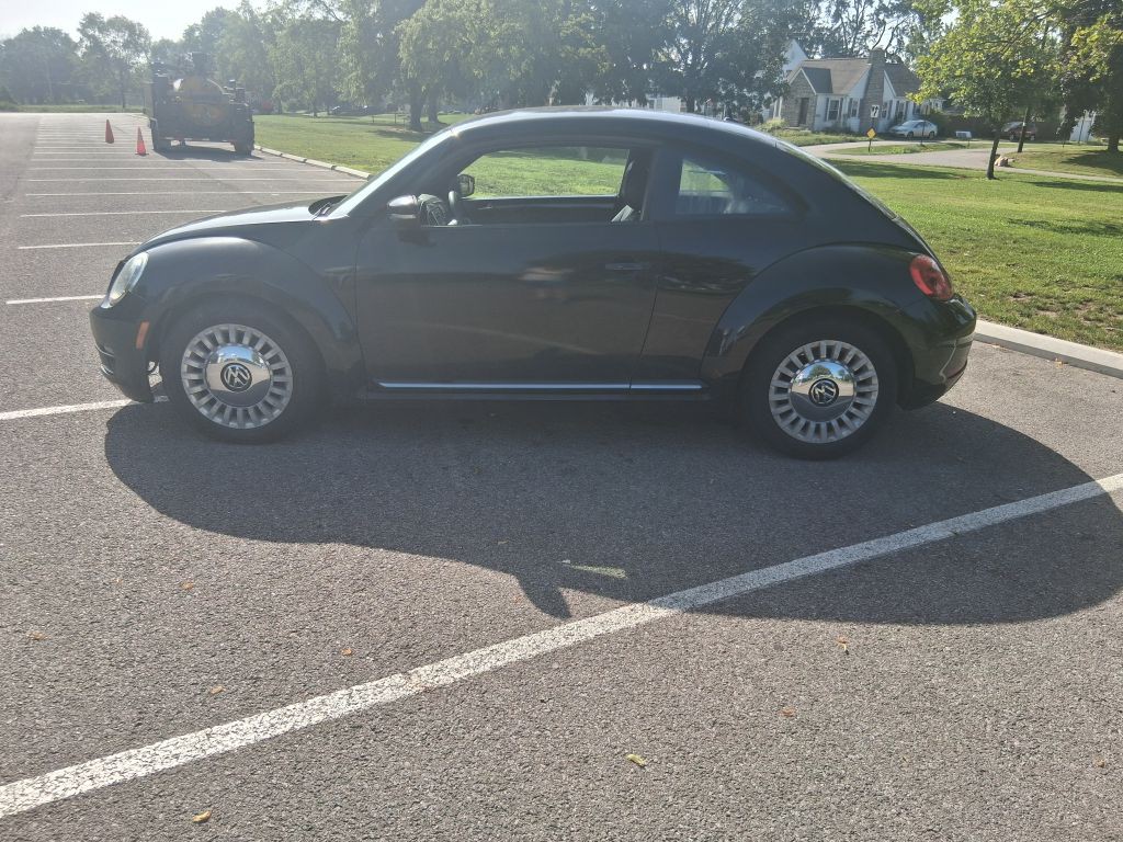 2013 Volkswagen Beetle Image 8