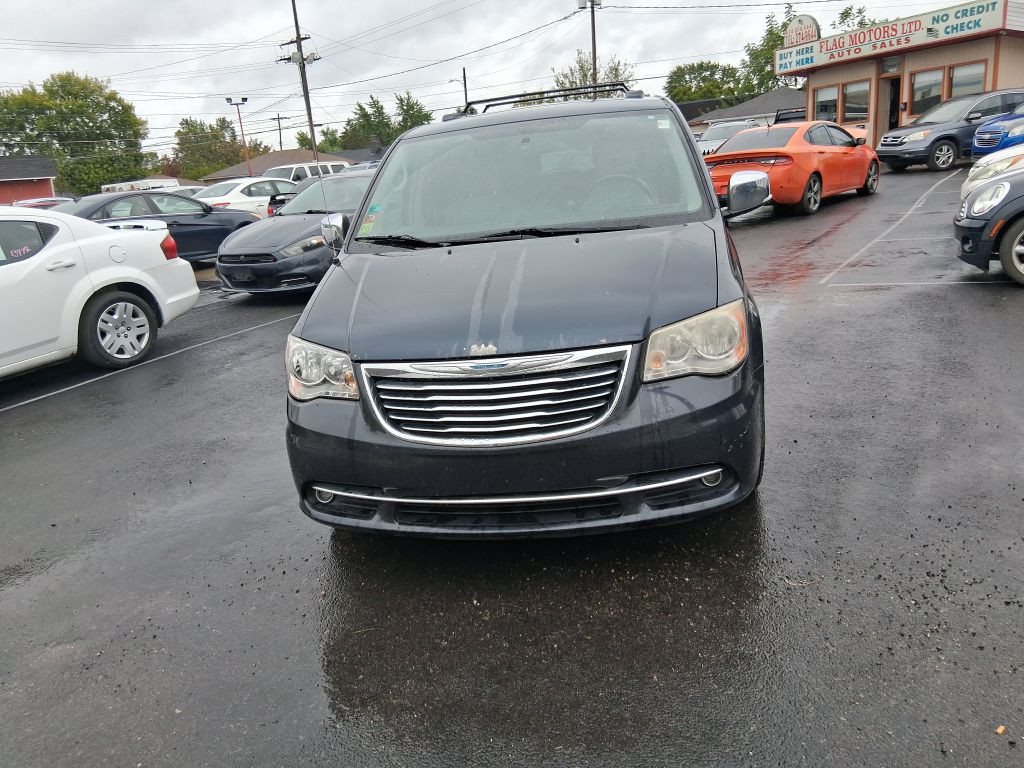 2014 Chrysler Town & Country Image 2