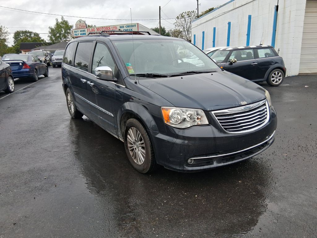 2014 Chrysler Town & Country Image 3