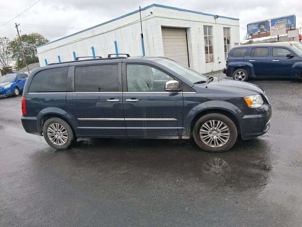 2014 Chrysler Town & Country Image 4