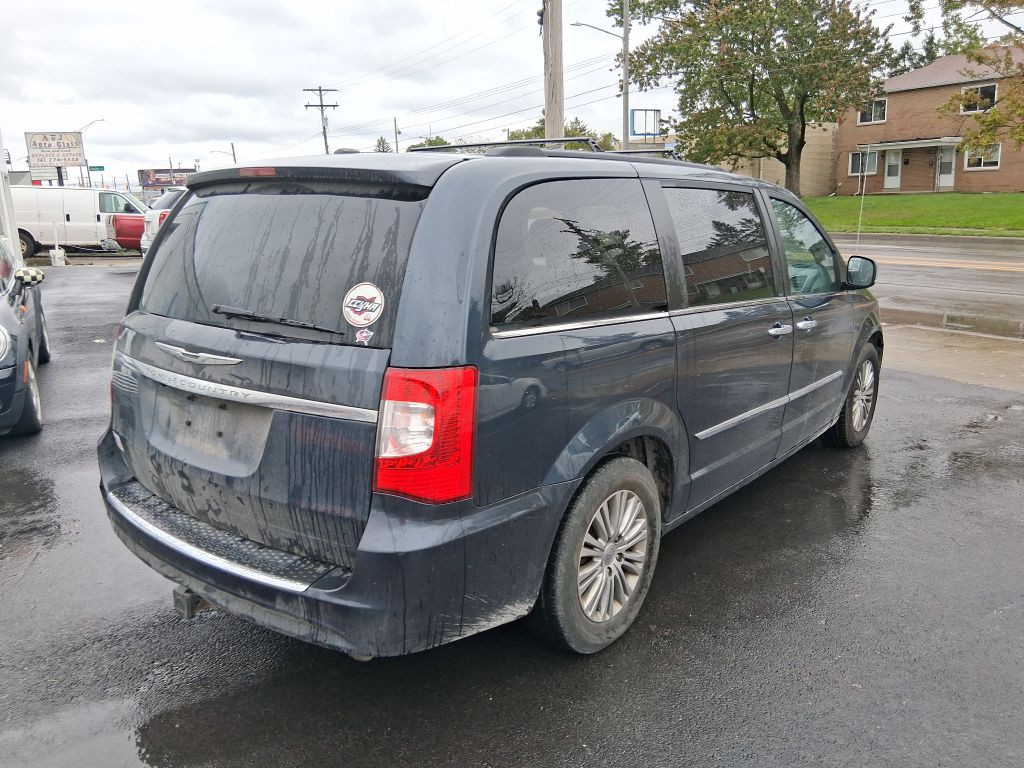2014 Chrysler Town & Country Image 5