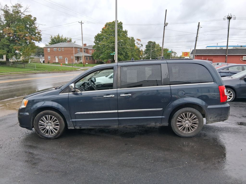 2014 Chrysler Town & Country Image 8
