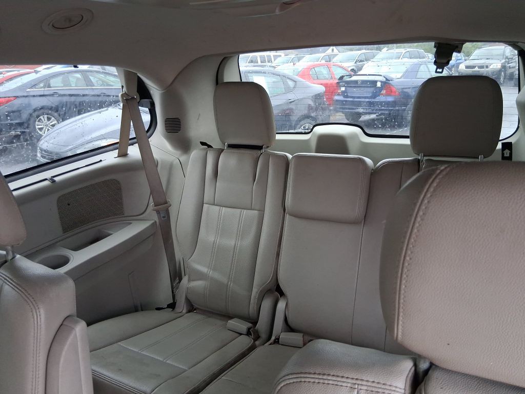 2014 Chrysler Town & Country Image 11