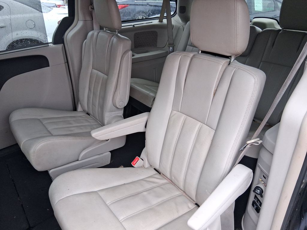 2014 Chrysler Town & Country Image 12