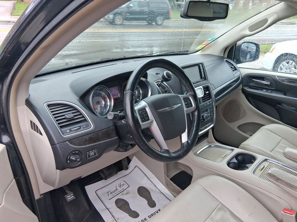 2014 Chrysler Town & Country Image 13