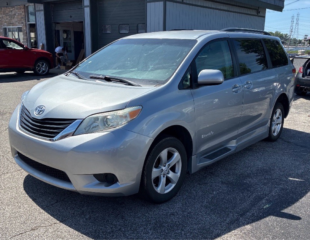 2012 Toyota Sienna Image 2