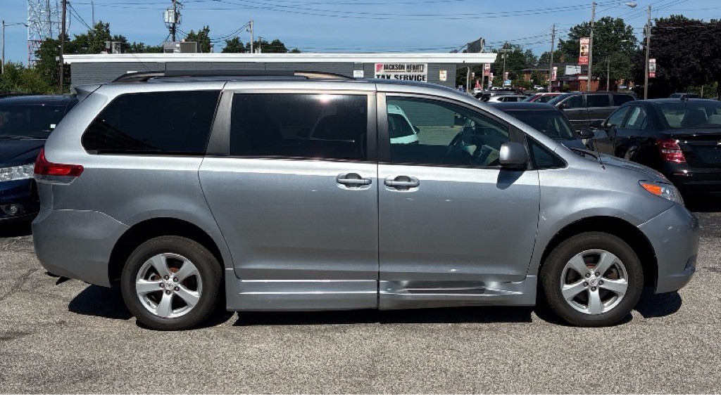 2012 Toyota Sienna Image 3