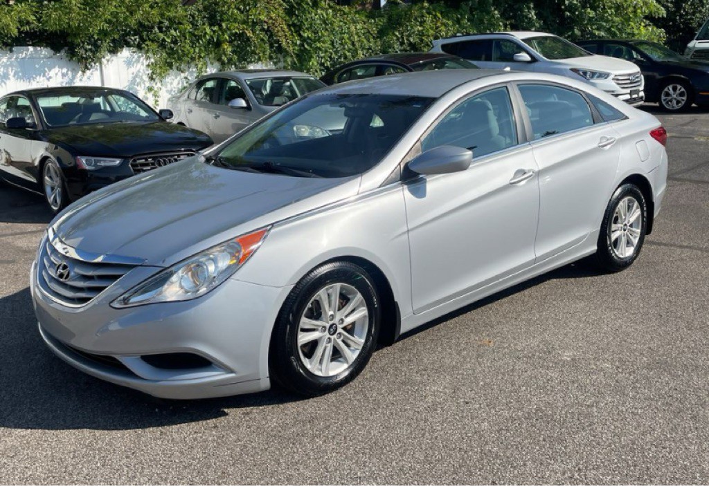 2011 Hyundai Sonata Image 2