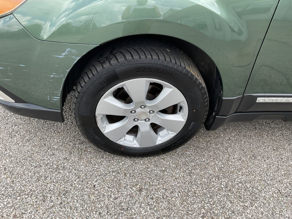 2010 Subaru Outback Image 9