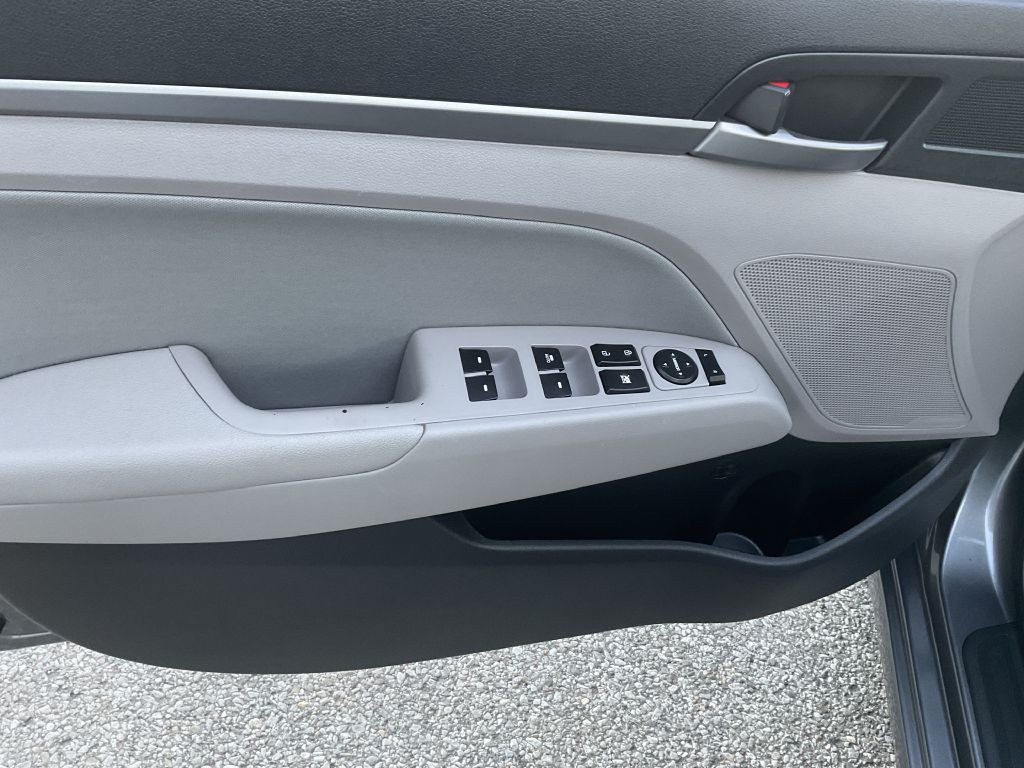 2018 Hyundai Elantra Image 32