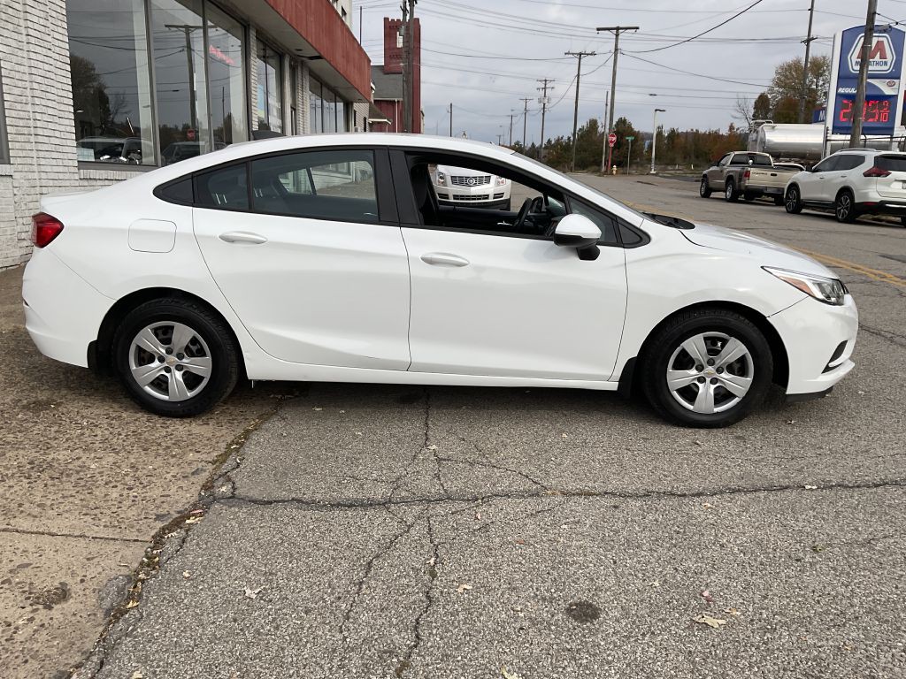 2018 Chevrolet Cruze Image 2