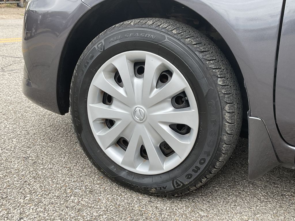 2015 Nissan Versa Image 9