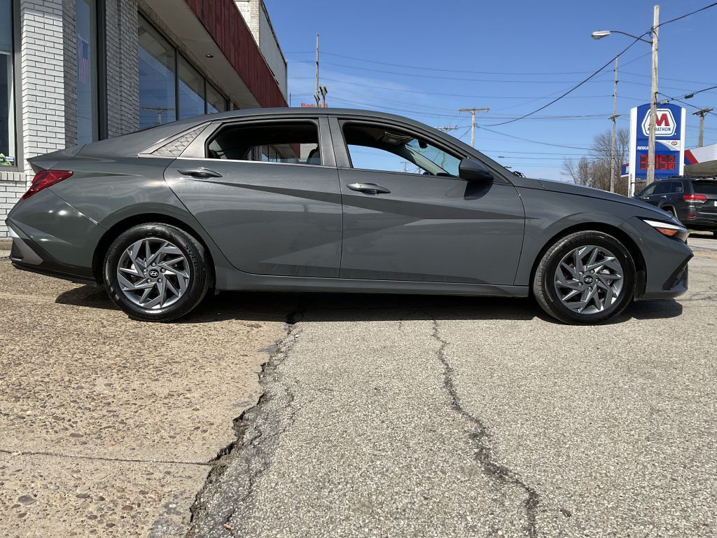 2024 Hyundai Elantra Image 2